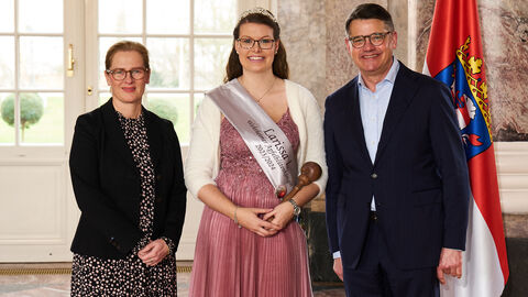 Ministerpräsident Boris Rhein empfängt gemeinsam mit seiner Frau Tanja Raab-Rhein die Wehrheimer Apfelblütenkönigin Larissa I. im Wiesbadener Schloss Biebrich; Larissa Hild. Ministerpräsident Boris Rhein empfängt gemeinsam mit seiner Frau Tanja Raab-Rhein die Wehrheimer Apfelblütenkönigin Larissa I. im Wiesbadener Schloss Biebrich; Larissa Hild.