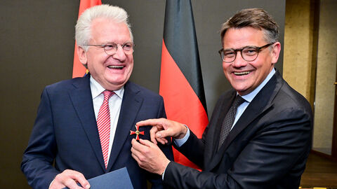 Ministerpräsident Boris Rhein überreicht Verdienstkreuz 1. Klasse an Professor Dr. Wilhelm Bender Ministerpräsident Boris Rhein (rechts) überreicht das Verdienstkreuz 1. Klasse an Professor Dr. Wilhelm Bender (links).