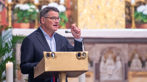 Ministerpräsident Rhein hält eine Predigt. Ministerpräsident Rhein hält eine Predigt.