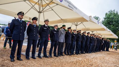 Auszeichnungsappell 2024 Mehrere Menschen stehen in einer Reihe.