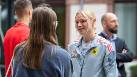 Hessische Olympioniken Zwei Frauen, die sich unterhalten