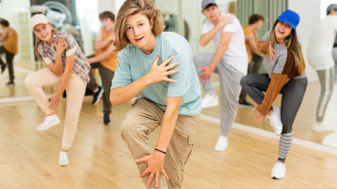 HipHop Pose Eine Tanzgruppe Jugendlicher