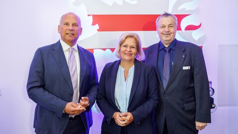 Innenminister Roman Poseck, Bundesinnenministerin Nancy Faeser und Rolf Richter Innenminister Poseck steht gemeinsam mit Bundesinnenministerin Faeser und Rolf Richter vor einer Wand zum Gruppenfoto aufgestellt.