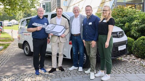 Staatskanzleichef Benedikt Kuhn (zweiter von links) bei der Übergabe der Bürgerbusse. Staatskanzleichef Benedikt Kuhn (zweiter von links) bei der Übergabe der Bürgerbusse.