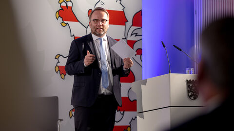 Minister Gremmes begrüßt das Publikum. Minister Gremmes begrüßt das Publikum.