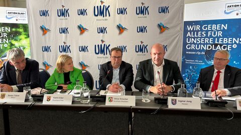 Hessens Umweltminister Ingmar Jung (2.v.r.) spricht bei der UMK-Pressekonferenz Fünf Männer (darunter auch Umweltminister Ingmar Jung) sitzen an einem Tisch jeweils mit Mikrofon.