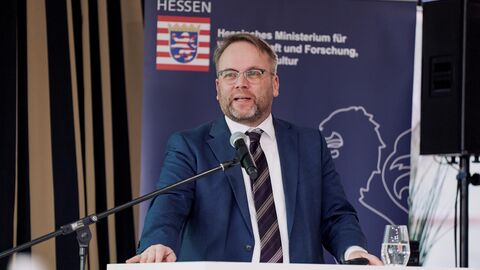Timon Gremmels, Hessischer Minister für Wissenschaft und Forschung, Kunst und Kultur/Vorsitzender der Kulturministerkonferenz der Länder Ein Mann steht an einem Podium und spricht ins Mikrofon.