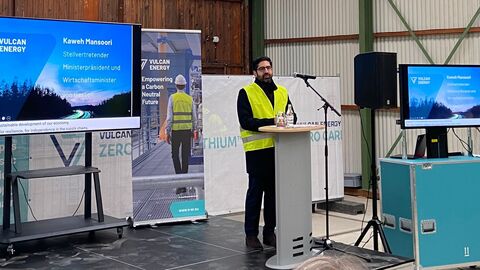 Kaweh Mansoori bei der Eröffnung der Lithium Anlage in Frankfurt Höchst Ein Mann steht in einer Halle an einem Redepult