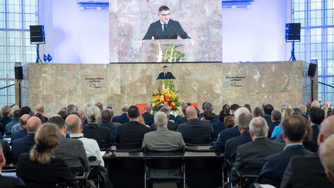 Boris Rhein spricht auf Bühne vor Publikum