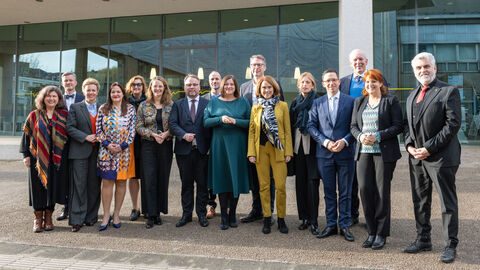 Wissenschaftsministerkonferenz Eine Gruppe steht vor einem Gebäude zum Gruppenfoto aufgestellt.
