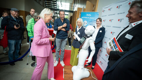 Digitalministerin Sinemus mit Roboter "pepper"