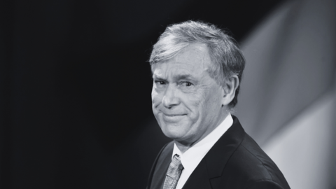 Horst Köhler lächelt. Im Hintergrund ist eine Deutschlandfahne zu sehen.