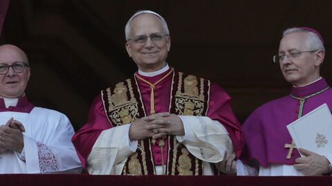 Auf dem Bild steht der neu gewählte Papst Leo XIV.