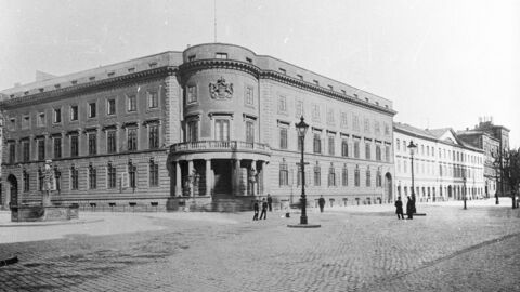 Alte schwarz-weiß-Aufnahme eines Gebäudes. Das Stadtschloss in Wiesbaden.