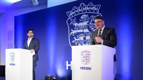 Ministerpräsident Boris Rhein und stellvertretender Ministerpräsident präsentieren das neue Corporate Design (v. l.)Kaweh Mansoori