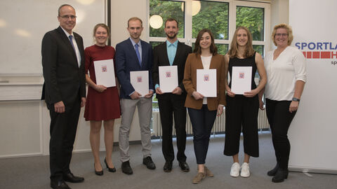 Sportminister Peter Beuth gemeinsam mit den Stipendiaten Lara Apel, Amadeus Itzenhäuser, Jonas Kix, Julia Viktoria Puchinin und Jessica Spelten und Juliane Kuhlmann, Vorsitzende der Sportjugend Hessen Sportminister Peter Beuth gemeinsam mit den Stipendiaten Lara Apel, Amadeus Itzenhäuser, Jonas Kix, Julia Viktoria Puchinin und Jessica Spelten und Juliane Kuhlmann, Vorsitzende der Sportjugend Hessen