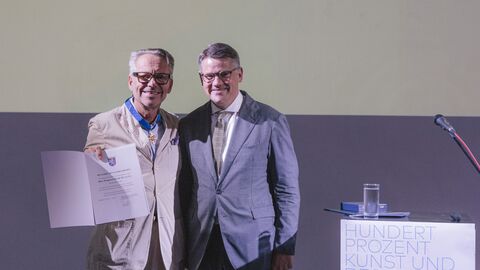 Ministerpräsident Boris Rhein hat dem langjährigen Präsidenten der Hochschule für Gestaltung Offenbach, Prof. Bernd Kracke, den Hessischen Verdienstorden verliehen. Ministerpräsident Boris Rhein hat dem langjährigen Präsidenten der Hochschule für Gestaltung Offenbach, Prof. Bernd Kracke, den Hessischen Verdienstorden verliehen.