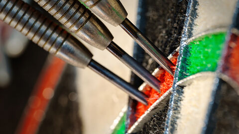 Perfekte Aufnahme an einer Dartscheibe in der Nahaufnahme