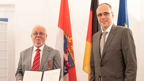 Peter Beuth händigt Reinhard Kahl aus Vöhl das Verdienstkreuz am Bande des Verdienstordens der Bundesrepublik Deutschland aus. Peter Beuth händigt Reinhard Kahl aus Vöhl das Verdienstkreuz am Bande des Verdienstordens der Bundesrepublik Deutschland aus.