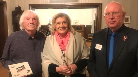V.r.n.l.: Bundesvorsitzender der Deutsch-Baltischen Gesellschaft, Andreas Hansen; Landesbeauftragte Margarete Ziegler- Raschdorf und Verleger Peter Jochen Bosse, Michelstadt. V.r.n.l.: Bundesvorsitzender der Deutsch-Baltischen Gesellschaft, Andreas Hansen; Landesbeauftragte Margarete Ziegler- Raschdorf und Verleger Peter Jochen Bosse, Michelstadt.