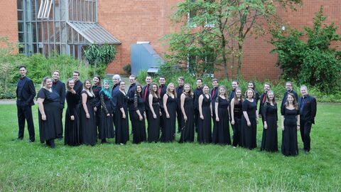 Der gesamte Landesjugendchor Landesjugendchor posiert in feierlicher, schwarzer Kleidung für ein Bild.