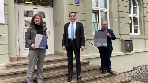 v.l.n.r.: Petra Loch, Kultusminister Prof. Dr. R. Alexander Lorz, Dr. Kambiz Ghawami