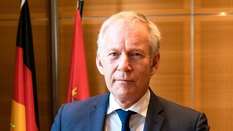 Der Moderator und Journalist Johannes B. Kerner bekam vom Hessischen Ministerpräsidenten Volker Bouffier das Verdienstkreuz 1. Klasse des Verdienstordens der Bundesrepublik Deutschland ausgehändigt.  Der Moderator und Journalist Johannes B. Kerner bekam vom Hessischen Ministerpräsidenten Volker Bouffier das Verdienstkreuz 1. Klasse des Verdienstordens der Bundesrepublik Deutschland ausgehändigt.