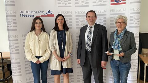 Kultusminister Lorz zeichnet Gallus-Schule Grünberg für erstklassige berufliche Orientierung aus Gruppenfoto: Kultusminister Lorz zeichnet Gallus-Schule Grünberg für erstklassige berufliche Orientierung aus