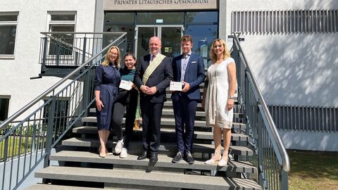 Europastaatssekretär Uwe Becker mit Kim Rendl (links) und Justinas Gečas (rechts)