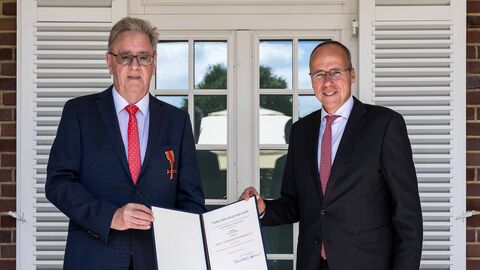 Egon Vaupel mit dem Verdienstkreuz am Bande des Verdienstordens der Bundesrepublik Deutschland ausgezeichnet