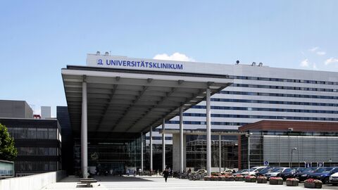 Der Eingang des Uniklinikums Frankfurt von außen