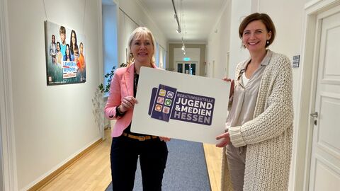 Das Foto zeig die Hessische Ministerin für Digitale Strategie und Entwicklung, Prof. Dr. Kristina Sinemus, und die Leiterin der Beratungsstelle Jugend & Medien, Jasmin Kraft.