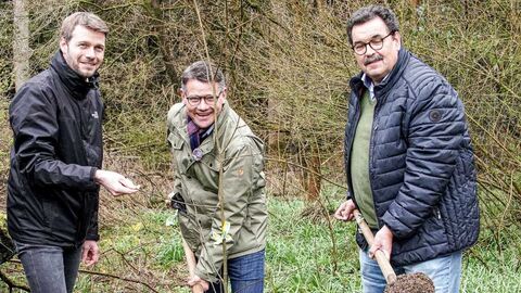 Ministerpräsident Boris Rhein sieht Erhalt des Waldes als Gemeinschaftsaufgabe Gruppenfoto mit Ministerpräsident Boris Rhein im Wald