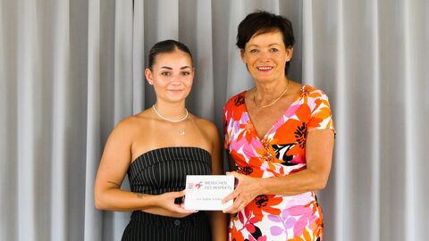 Lea Sofie Schaba und Europaministerin Lucia Puttrich bei der Übergabe der Auszeichnung Lea Sofie Schaba und Europaministerin Lucia Puttrich bei der Übergabe der Auszeichnung