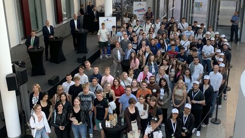 Schülerinnen und Schüler bei der Abschlussveranstaltung zum Tag des Rechtsstaates im Amtsgericht Wiesbaden mit Roman Poseck, Peter Beuth und Alexander Lorz 