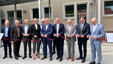 Landtagsabgeordneter Max Schad, Landtagsabgeordneter Gerald Kummer, Landtagsabgeordneter Heiko Kasseckert, Geschäftsführerin der Baugesellschaft Mirja Dorny, Vizepräsident des Hessischen Landtags Jörg-Uwe Hahn, Oberbürgermeister Claus Kaminsky, Justizminister Roman Poseck, Kreisbeigeordneter Winfried Ottmann, Polizeipräsident des Polizeipräsidiums Südosthessen Daniel Muth und Landespolizeipräsident Robert Schäfer Landtagsabgeordneter Max Schad, Landtagsabgeordneter Gerald Kummer, Landtagsabgeordneter Heiko Kasseckert, Geschäftsführerin der Baugesellschaft Mirja Dorny, Vizepräsident des Hessischen Landtags Jörg-Uwe Hahn, Oberbürgermeister Claus Kaminsky, Justizminister Roman Poseck, Kreisbeigeordneter Winfried Ottmann, Polizeipräsident des Polizeipräsidiums Südosthessen Daniel Muth und Landespolizeipräsident Robert Schäfer