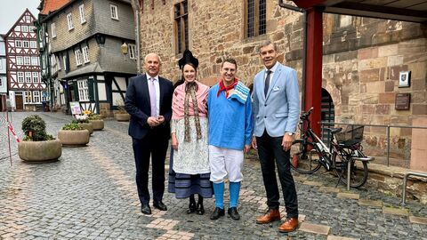 Innenminister Roman Poseck und Fritzlars Bürgermeister Hartmut Spogat gemeinsam mit dem diesjährigen Hessentagspaar