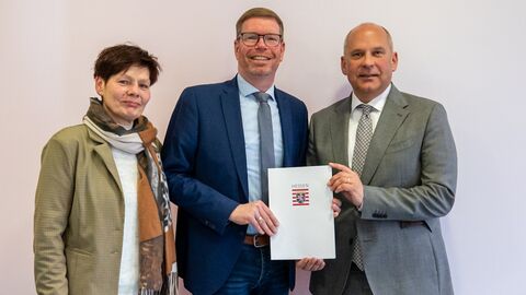 Bescheidübergabe Innenminister Poseck posiert mit Bürgermeister der Gemeinde Knüllwald Andreas Koch und die Erste Stadträtin in Homberg/Efze Claudia Ulrich