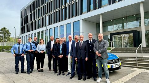 Innenminister Roman Poseck unter anderem mit Landespolizeipräsident Robert Schäfer, Bürgermeisterin Sabine Groß, Leiter Ordnungsamt Frank Weber, Landtagsabgeordnete Kim-Sarah Speer, stellv. Leiterin der Abt. Einsatz Frau Rogalski