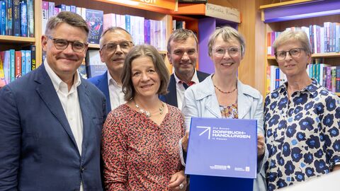 Ministerpräsident Rhein bei der Verleihung „Hessens beste Dorfbuchhandlung“. Ministerpräsident Rhein bei der Verleihung „Hessens beste Dorfbuchhandlung“.