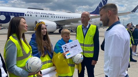 Überreichung des Mutmacher-Briefes Ukrainische Schüler überreichen Nationalspieler Mutmacher-Brief