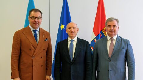 Europaminister Manfred Pentz mit dem Botschafter (links) und dem Generalkonsul der Ukraine.  Europaminister Manfred Pentz mit dem Botschafter (links) und dem Generalkonsul der Ukraine.