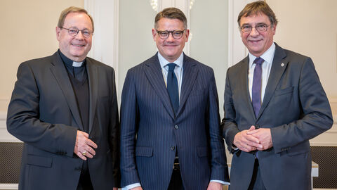 Beim traditionellen Spitzengespräch hat sich Ministerpräsident Boris Rhein in der Staatskanzlei mit den Spitzen der Evangelischen Kirchen und der Katholischen Bistümer ausgetauscht. Das Bild zeigt Ministerpräsident Boris Rhein mit dem Vorsitzenden der Deutschen Bischofskonferenz und Bischof von Limburg, Dr. Georg Bätzing (li.), und dem Kirchenpräsidenten der Evangelischen Kirche in Hessen und Nassau, Dr. Dr. h.c. Volker Jung (re.).  Ministerpräsident Boris Rhein mit dem Vorsitzenden der Deutschen Bischofskonferenz und Bischof von Limburg, Dr. Georg Bätzing, und dem Kirchenpräsidenten der Evangelischen Kirche in Hessen und Nassau, Dr. Dr. h.c. Volker Jung