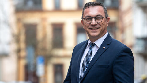 Kinderschutzbeauftragter Alexander Bauer Mann mit Brille lächelt in Kamera.