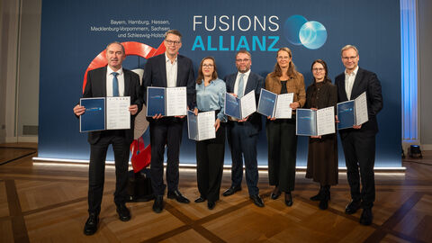 Bayerns Wirtschaftsminister Hubert Aiwanger, Bayerns Wissenschaftsminister Markus Blume, Hamburgs Staatsrätin für Wissenschaft Dr. Eva Gümbel, Hessens Wissenschaftsminister Timon Gremmels, Mecklenburg-Vorpommers Wissenschaftsministerin Bettina Martin, Sachsens Staatssekretärin für Wissenschaft Prof. Dr. Heike Graßmann und Schleswig-Holsteins Staatssekretär für Wissenschaft Guido Wendt Bayerns Wirtschaftsminister Hubert Aiwanger, Bayerns Wissenschaftsminister Markus Blume, Hamburgs Staatsrätin für Wissenschaft Dr. Eva Gümbel, Hessens Wissenschaftsminister Timon Gremmels, Mecklenburg-Vorpommers Wissenschaftsministerin Bettina Martin, Sachsens Staatssekretärin für Wissenschaft Prof. Dr. Heike Graßmann und Schleswig-Holsteins Staatssekretär für Wissenschaft Guido Wendt (© Axel König/StMWK)