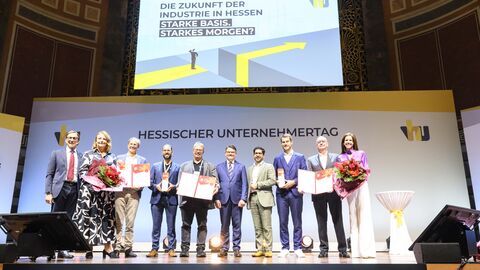 Auszeichnung der Hessen Champions 2025 Mehrere Personen stehen auf einer Bühne