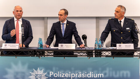 Innenminister Roman Poseck, Polizeipräsident Torsten Krückemeier und Einsatzleiter Jürgen Fehler bei der Pressekonferenz.