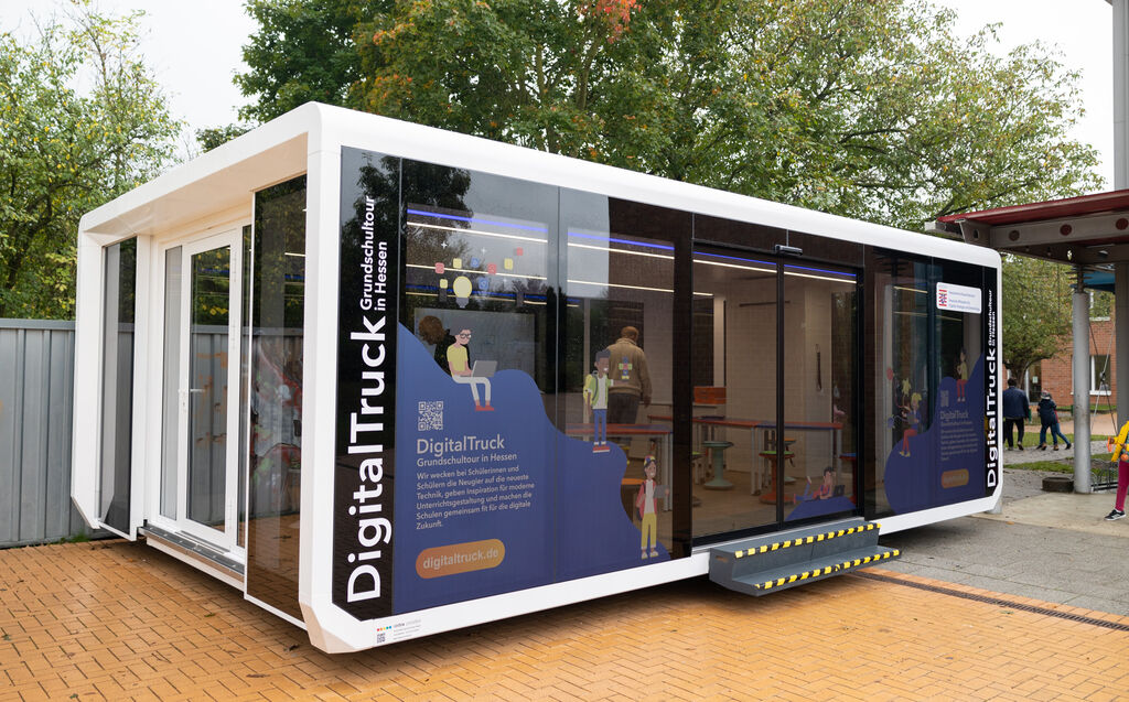 Der Digital-Truck steht auf einem Schul-Hof.